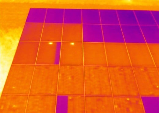 Photographie d'une thermographie par drone sur centrale photovoltaique
