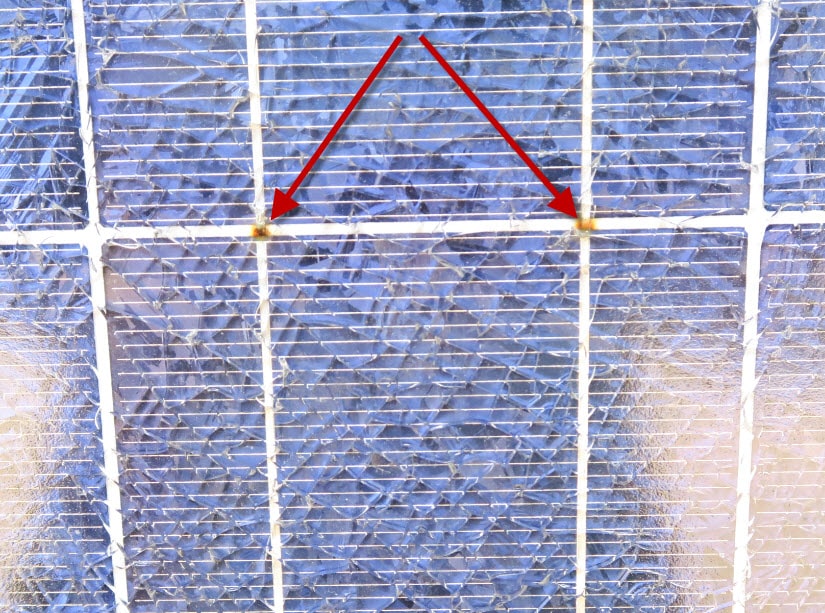 Connecteurs de cellule détachés avec de légères marques de brûlure à l'avant du module