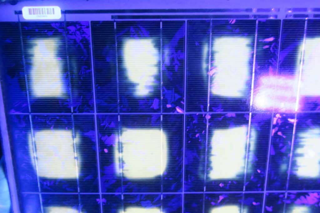 Fluorescence UV sur modules photovoltaïques
