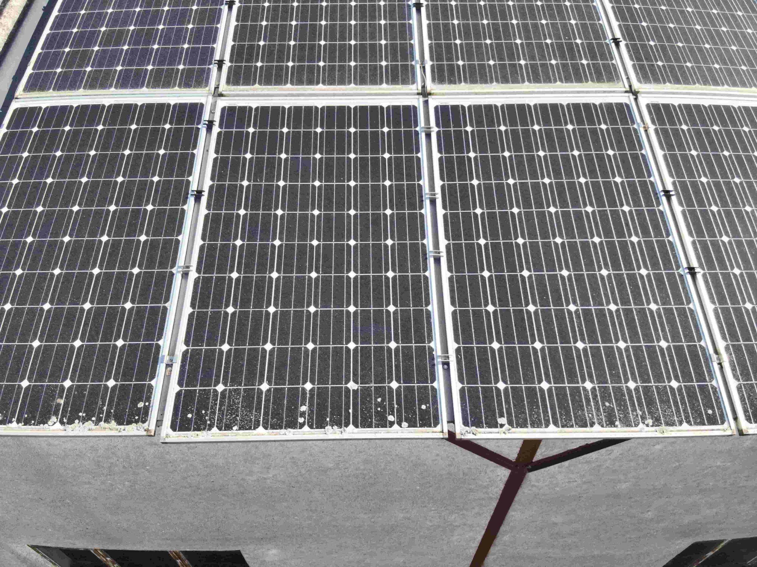 panneaux solaires sans thermographie pendant un audit photovoltaïque avec électroluminescence